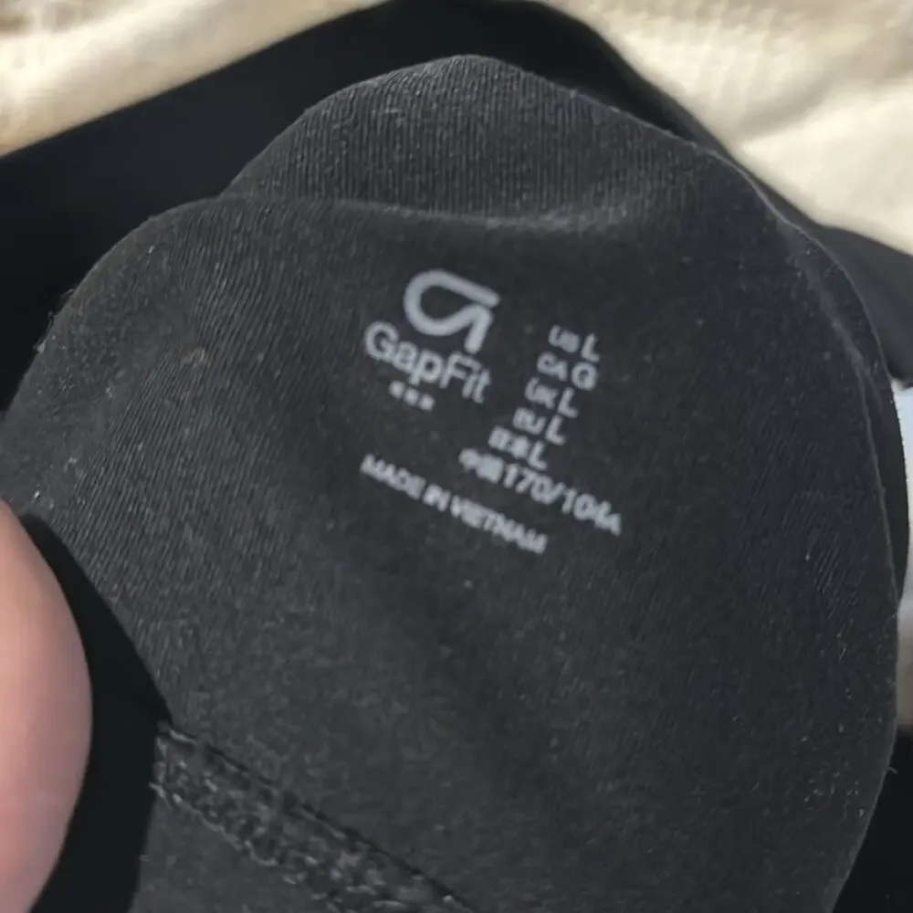 Gap fit L black racer back sports bra nwot removable pads